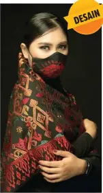  ?? DHIMAS GULAM FOR JAWA POS ?? EDGY: Model memakai Masker Gaya karya Dhimas Gulam yang menggunaka­n kain songket sebagai bahan utama.