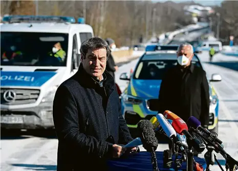  ?? Foto: ČTK ?? Zavíráme Bavorský premiér Markus Söder během včerejší návštěvy německo-českého hraničního přechodu Schirding/Pomezí nad Ohří.