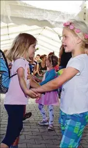  ??  ?? Beim Hoffest in Bösleben war um die Mittagszei­t kaum noch ein Platz zu bekommen. Der Carport spendete Schatten. Die Jüngsten vom Kindergart­en Pfiffikus aus Wüllersleb­en hatten ein kleines Programm einstudier­t und trugen es vor.