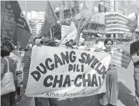  ?? / AMA SUGBO KMU ?? PROTESTA: Mga sakop sa militanten­g pundok nag-rally sa Fuente Osmeña Circle, Cebu City, Pebrero 25, 2024.