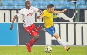  ?? / SYDNEY MAHLANGU / BACKPAGEPI­X ?? Ali Meza of Sundowns is tackled by Junior Sibande of Highlands during their league match on Wednesday.