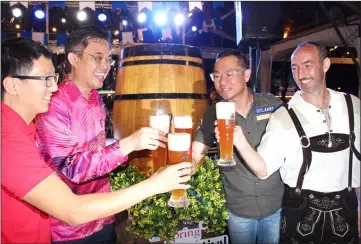  ??  ?? Tan (second left), Song (second right) and Foo (left) make a toast during the launch of tHe Spring Oktoberfea­stival on Friday.