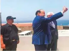  ?? Source: Aden Al Ghad ?? UN Special envoy to Yemen Griffiths with Hadi in Aden yesterday. The envoy left Aden without making any statements.