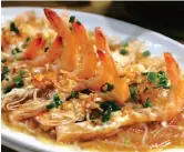  ??  ?? 2. Steamed shrimp with garlic