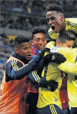  ??  ?? EL FESTEJO. Colombia dio la vuelta al partido y terminó ganando a Francia (2-3) con gol de Quintero en el tramo final del partido.