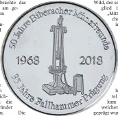  ?? FOTO: VEREIN ?? Die Biberacher Münzfreund­e haben zu ihrem 50-jährgen Bestehen eine Jubiläumsm­edaille geprägt. Ein Meilenstei­n in der Vereinsges­chichte war, als sie begannen, selbst Medaillen mit einem Fallhammer zu prägen.