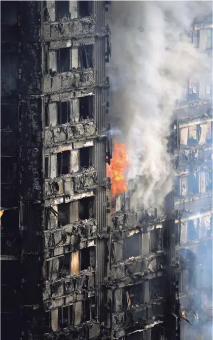  ?? AP ?? Horas después, partes del edificio aún ardían en los pisos más altos del edificio de apartament­os en Londres, ayer miércoles. Cerca de 200 bomberos trabajaron para apagar las llamas.