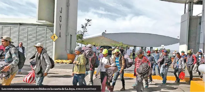  ?? JORGE MARTÍNEZ ?? Los centroamer­icanos son recibidos en la caseta de La Joya.