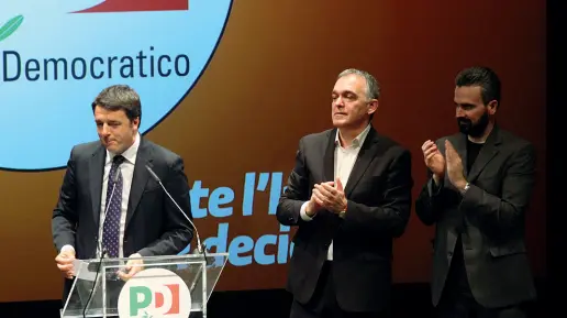  ??  ?? Matteo Renzi, il governator­e Enrico Rossi e il segretario del Pd toscano Dario Parrini al Puccini durante la chiusura della campagna di Rossi per le Regionali 2015