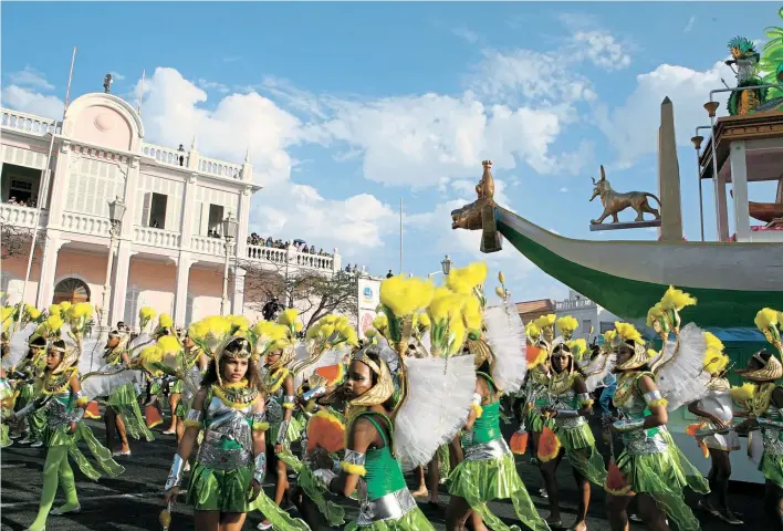  ??  ?? Vieles am kapverdisc­hen Karneval in Mindelo soll an das große Vorbild aus Rio erinnern. Afrikanisc­he Elemente tauchen aber ebenso auf.