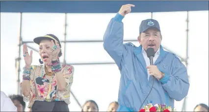  ??  ?? El presidente Daniel Ortega y su esposa, y vicepresid­enta Rosario Murillo, rigen autoritari­amente Nicaragua.