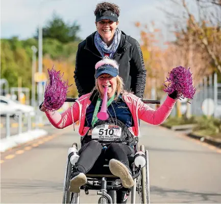  ?? PHOTO: DAVID UNWIN/FAIRFAX NZ ?? Vicki Walsh finishes the Manawatu Striders half marathon with the help of friend Maree Morpeth.