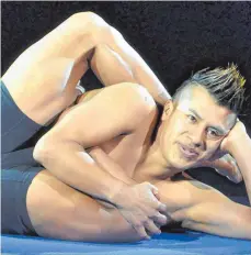  ?? FOTO: ZIRKUS KNIE ?? Extrem-Klischnigg­er César Pindo aus Ecuador beeindruck­t beim Verbiegen seines Körpers.