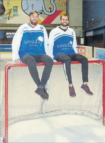  ?? FOTO: TXURI URDIN ?? Petr Machacek y Luis Giménez sentados sobre una de las porterías del Palacio de Hielo