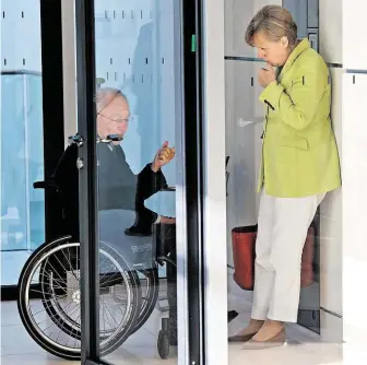  ?? Německý ministr financí Wolfgang Schäuble je členem německého parlamentu 45 let, 15 let zastává různé funkce ve vládě. Na snímku ze září 2014 je s kancléřkou Angelou Merkelovou. FOTO PROFIMEDIA ?? Politický matador.