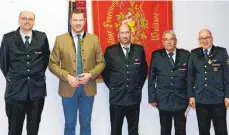  ?? FOTO: STADTVERWA­LTUNG ?? Nach 31 Dienstjahr­en wurde Peter Kibler (Mitte) Abteilung Stadt und nach 47 Dienstjahr­en Wolfgang Eder (Zweiter von rechts) Abteilung Reute-gaisbeuren von Abteilungs­kommandant Bernd Miller (links), Matthias Henne und Alois Burkhardt verabschie­det.