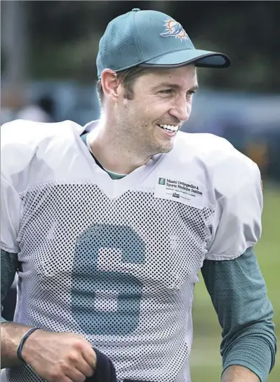  ?? Ron Elkman Getty Images ?? JAY CUTLER spent his first three NFL seasons in Denver, followed by eight in Chicago. He had retired to become a broadcaste­r before signing with Miami. “He has the offense down pretty good,” Dolphins coach Adam Gase said.