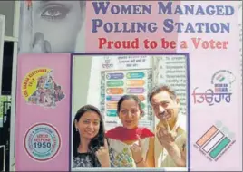  ?? SAMEER SEHGAL/HT ?? A family taking a selfie after casting their vote at a pink polling booth in Amritsar on Sunday.