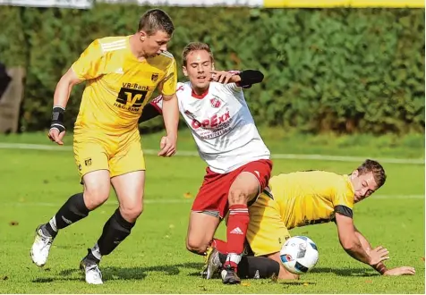  ?? Foto: Marcus Merk ?? Eine Bruchlandu­ng erlebten Vincent Junglewitz (links) und Marco Sailer vom TSV Diedorf auf dem Kobel. Sebastian Gerum und die SpVgg Westheim setzten sich mit 5:2 durch.