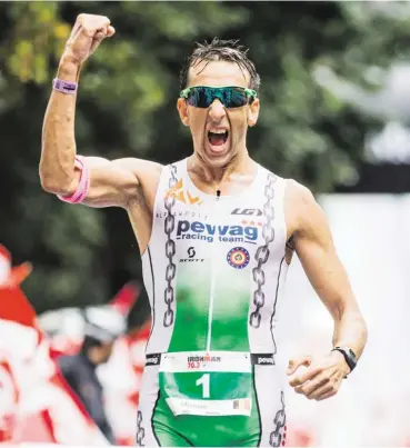  ?? BI L DER ( 5 ) : SN/ GETTY IMAGES/IRONMAN ?? Der Belgier Marino Vanhoenack­er triumphier­te im vergangene­n Jahr beim IRONMAN 70.3 in Zell am See-Kaprun.