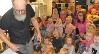  ??  ?? Tore Thomassen og hans makker Oscar Jansen fikk god kontakt med barna.