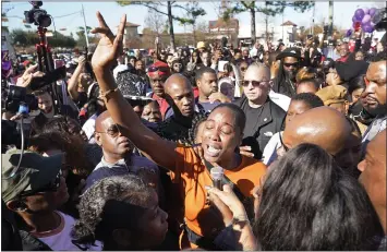  ?? MELISSA PHILLIP/HOUSTON CHRONICLE VIA AP ?? LaPorsha Washington, center, the mother of seven-year-old Jazmine Barnes, speaks to the crowd Saturday.