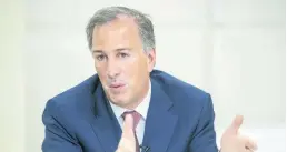  ??  ?? El abanderado de Todos por México (PRI, PVEM y NA), José Antonio Meade, asistió a un foro en el que dialogó con columnista­s y periodista­s de EL UNIVERSAL.