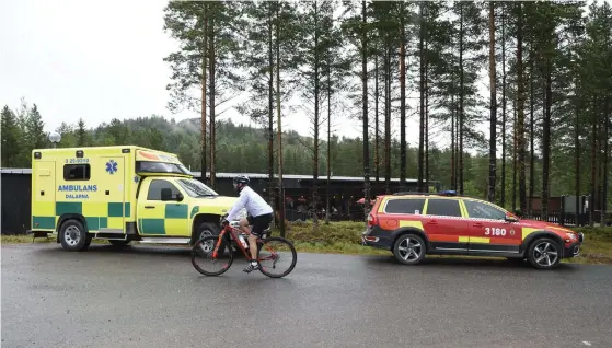  ?? / ULF PALM
FOTO: TT / LEHTIKUVA ?? INCIDENT. Den djurskötar­e vid Orsa Rovdjurspa­rk som tidigare i dag blev angripen av en björn har avlidit av sina skador, uppger flera medier. Försöken att rädda skötarens liv pågick i flera timmar.