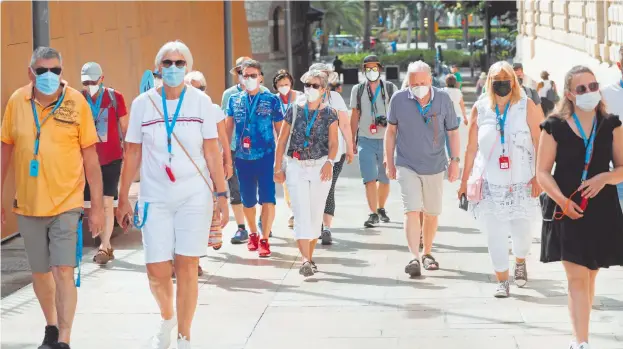  ??  ?? El sector turístico también deberá abordar su huella de carbono, injusticia­s y dilemas éticos