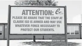  ?? Creede Newton / Amarillo Globe News via AP ?? Esta escuela de Claude, Texas, advierte en un cartel que su personal está armado.