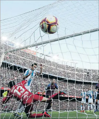  ?? ALBERT GEA / REUTERS ?? El balón, impulsado por Messi, besa la red después de ser desviado por Víctor Sánchez