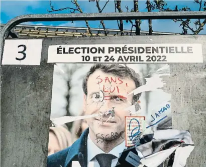  ?? ANITA POUCHARD SERRA / B OO BER   .P.  I ITED PARTNERSHI­P ?? “Sense ell”, “estafador”, han escrit sobre el cartell de Macron davant un col·legi electoral a París