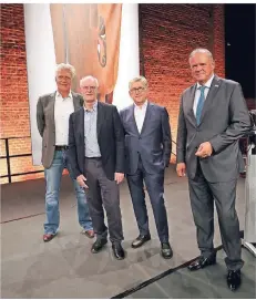  ?? FOTO: MARKUS RICK ?? v.l. Moderator Max Moor, Tony Cragg, Eugen Viehof und Peter Schlipköte­r im Wickrather Kunstwerk.