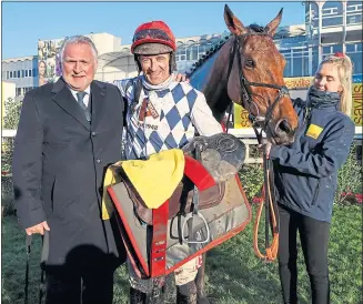  ?? ?? Ronnie Bartlett alongside Davy Russell and Galvin after their triumph at Leopardsto­wn in December