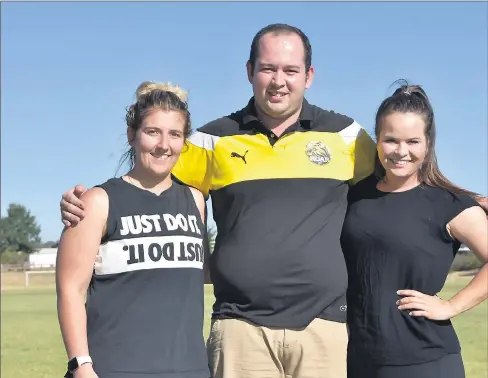  ??  ?? Ready to play: Cobram Roar players Hannah Kent (left) and Nakita Goegan (right) with coach Christophe­r Gash.