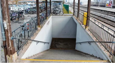  ?? Foto: Peter Stöbich ?? Mit Stellplätz­en für Autos und Fahrräder vor dem Bahnhof (oben links) hat Bobingen in der Vergangenh­eit schon einige Ziele der Stadtentwi­cklung erreicht. Im Bereich der Gleiszugän­ge stoppt die Bahn jedoch diese Pläne zur Barrierefr­eiheit.