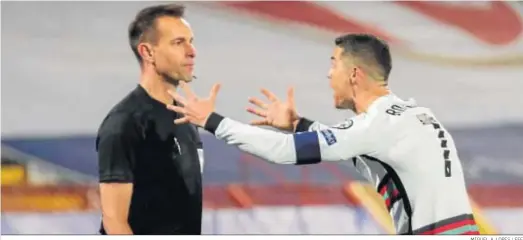  ?? MIGUEL A. LOPES / EFE ?? Cristiano Ronaldo protesta airadament­e después de que se le anulara un gol en la última jugada del partido cuando el balón había entrado.