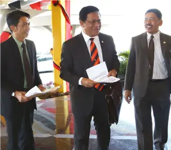  ??  ?? Assistant Minister of Rural Electricit­y Dr Abdul Rahman Junaidi (centre) arrives for the morning session of the State Legislativ­e Assembly (DUN) sitting yesterday.