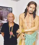  ??  ?? Dukit director Bing Lao beside Willy Layug’s life-sized sculpture of “Ecce Homo,” which was featured in the film.