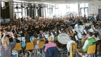  ?? Foto: Sabrina Karrer ?? Die Anton-Fugger-Realschule Babenhause­n hat jetzt ihr 50-jähriges Bestehen mit einem bunten Programm und etlichen Gästen gefeiert.