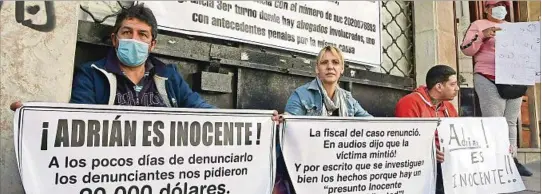  ?? ?? PROTESTA. Familiares y vecinos del joven imputado se manifestar­on durante tres días frente al Juzgado Penal de la calle Juan Carlos Gómez denunciand­o irregulari­dades.