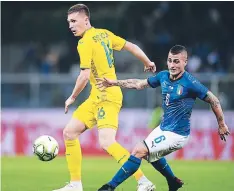  ??  ?? El volante italiano Marco Verratti marca a Serhiy Sydorchuk.