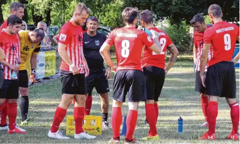  ?? Foto: Karin Tautz ?? Auf ständige Kommunikat­ion mit seinen Spielern setzt Meitingens Trainer Paolo Mavros. Nachdem nun alle die gleiche Sprache sprechen, soll der Aufstieg in die Landesliga angepeilt werden.