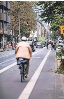  ?? RP-FOTO: ANNE ORTHEN ?? Für die Friedrichs­traße sieht die Stadt Handlungsb­edarf. Auch weil den Anliegern dort noch mal eine jahrelange Bauzeit bevorsteht.