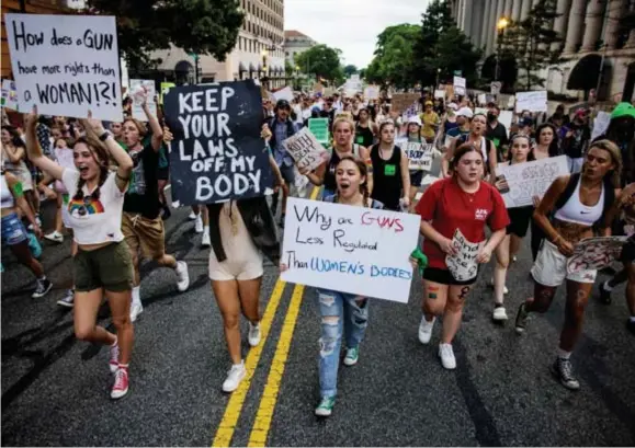 ?? FOTO AFP ?? Hoe het kan dat een wapen meer rechten heeft dan een vrouw? Dat vragen betogers in Washington zich af na de beslissing van het Hooggerech­tshof om het arrest Roe vs. Wade te schrappen.