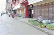  ?? ANSHUMAN POYREKAR/HT PHOTO ?? ■ A vegetable vendor in Mumbai. The 21-day nationwide lockdown, which started on March 25, has strained supply chains across the country.