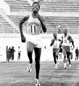  ?? GLEANER PHOTOGRAPH ?? Excelsior’s Neville Myton races away from the field in the final stages of an 880-yard event.