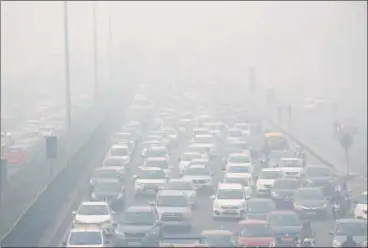  ?? YOGENDRA KUMAR/HT PHOTO ?? ■
Visibility remained low on the Delhi-Gurgaon Expressway early Friday due to heavy smog.