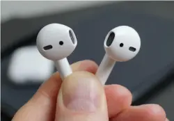  ??  ?? The 2nd-gen Airpods do everything the original Airpods do, plus hands-free “Hey, Siri.”