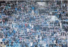  ?? FOTO: GOHLKE/DPA ?? Abstand oder nicht? Die Fans auf der Südtribüne des Ostseestad­ions.